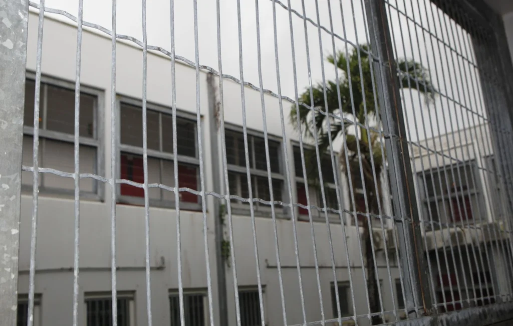 Un grand-père braque un supermarché pour retrouver son petit-fils