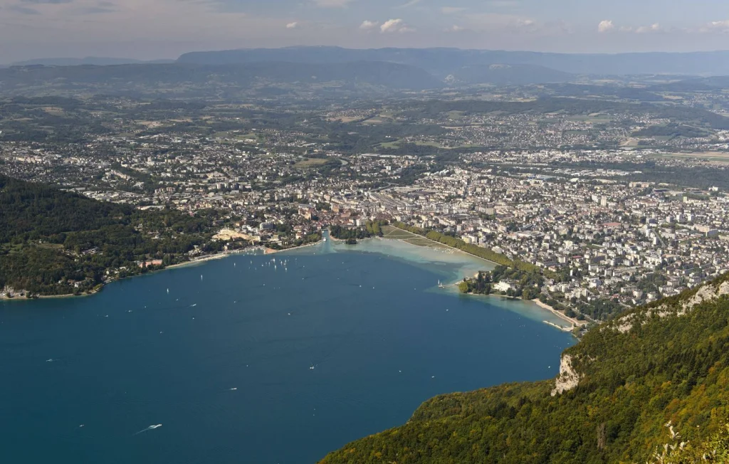 Un homme décède après une chute dans le lac d'Annecy