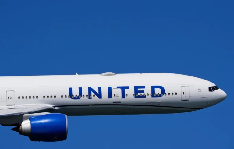 Un mystérieux objet frappe un Boeing et blesse le pilote