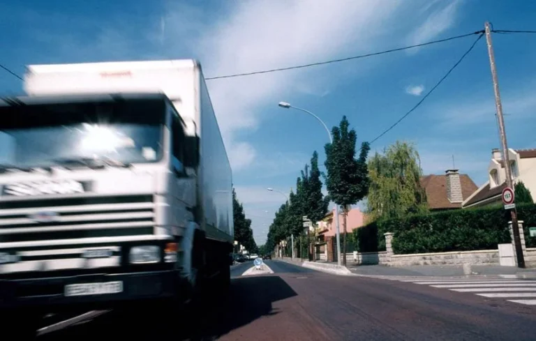 Un poids lourd bloque la circulation à Catus à cause du GPS