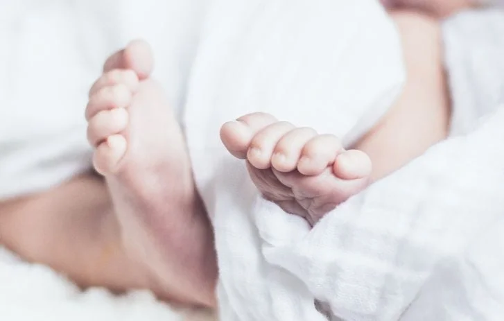 Un voleur change d'avis en découvrant un bébé dans une voiture