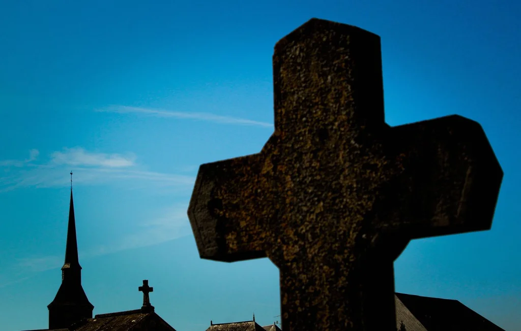 Une femme coincée au cimetière en Dordogne : un sauvetage insolite