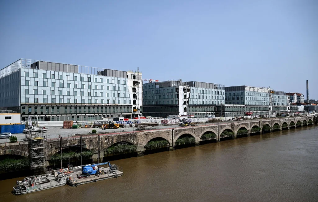 Voiture immergée dans la Loire : Les secours interviennent