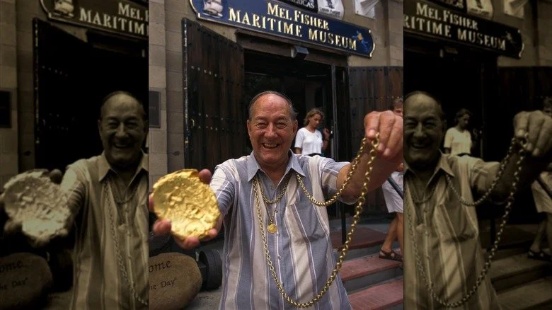Mel Fisher pose avec de l'or et des bijoux