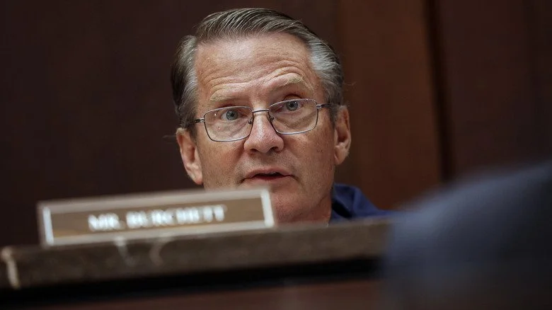 Tim Burchett regarde vers le haut