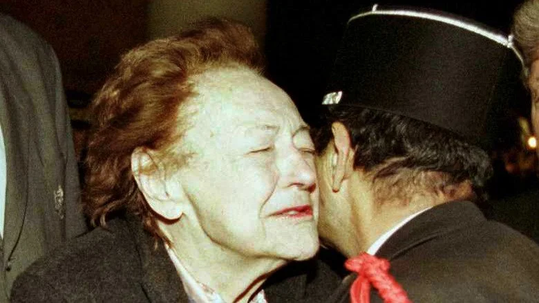 Nancy Wake au Tombeau du Soldat Inconnu à l'Arc de Triomphe, 2000
