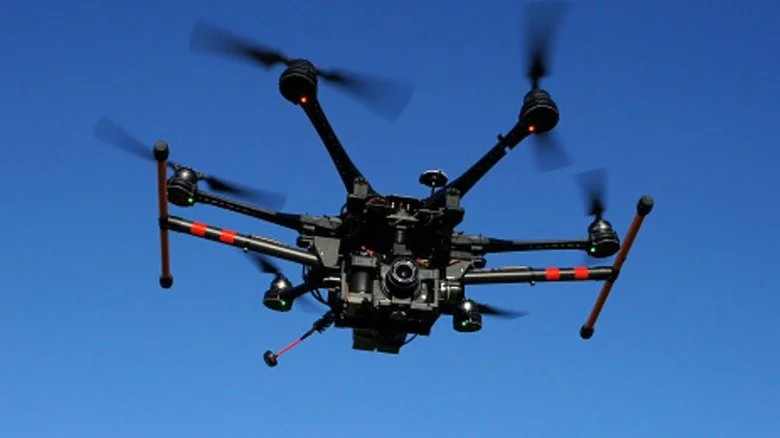 Drone équipé d'une caméra en vol