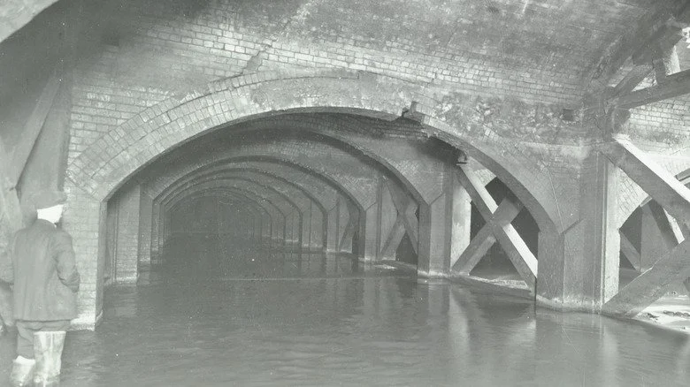 Intérieur endommagé du système d’égouts de Bazalgette