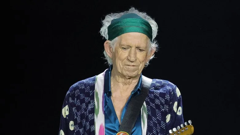 Keith Richards en plein rituel pré‑spectacle