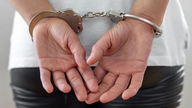 Jeune garçon dans les mains des autorités