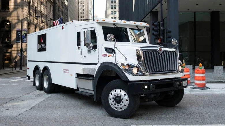 Véhicule blindé Loomis dans la rue