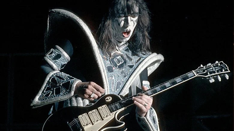 Ace Frehley sur scène dans les années 1970 avec KISS