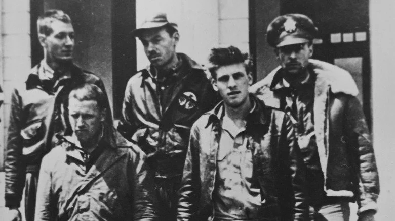 Jacob DeShazer (à l'avant gauche) parmi des aviateurs capturés