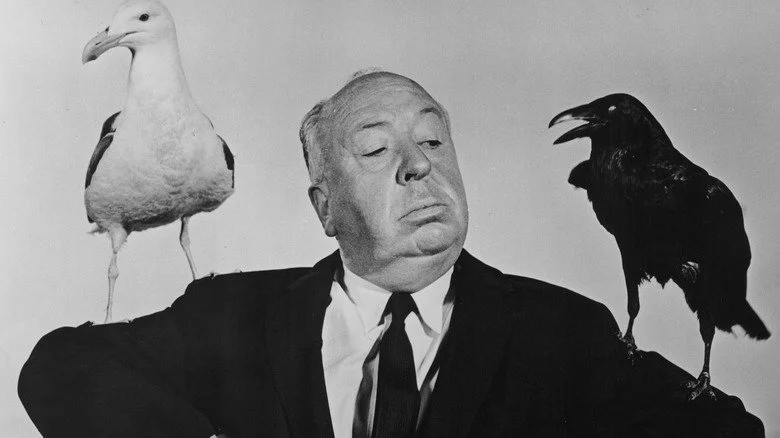 Alfred Hitchcock avec des oiseaux sur les épaules