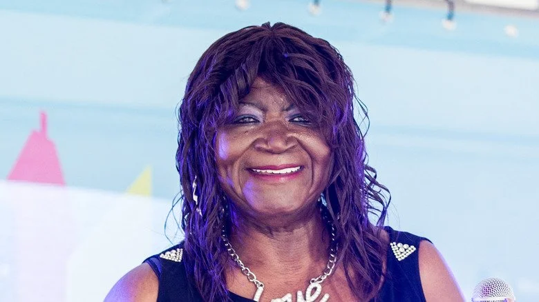 Alice Ridley souriante et chantant