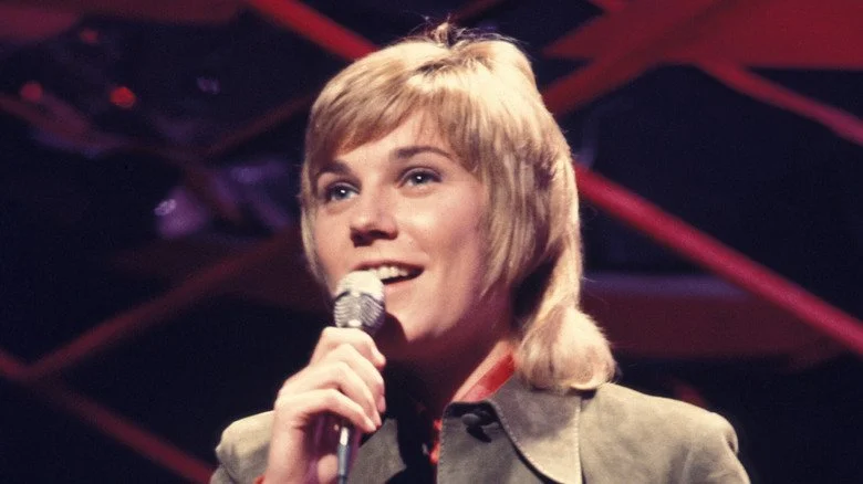 Anne Murray chantant et souriant dans les années 1970