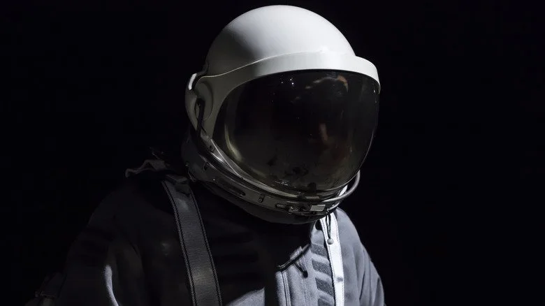 Astronaute dans un casque sombre