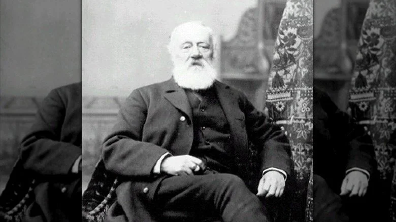 Antonio Meucci avec barbe blanche en habit sombre posé pour photo
