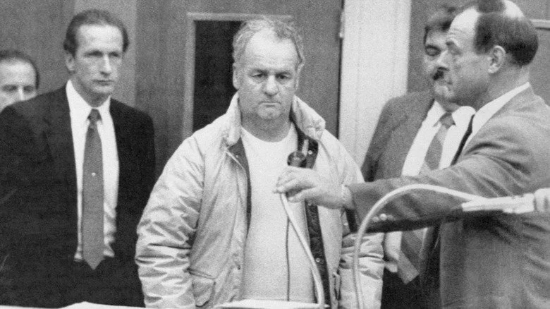 Arthur Shawcross apparaissant au tribunal