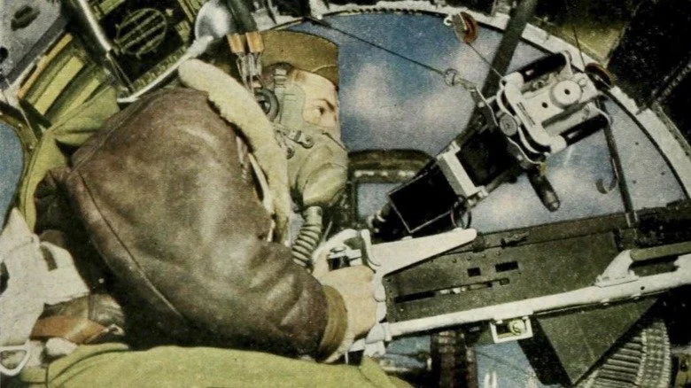 Bombardier dans la tourelle avant d'un B-17 portant un masque à oxygène