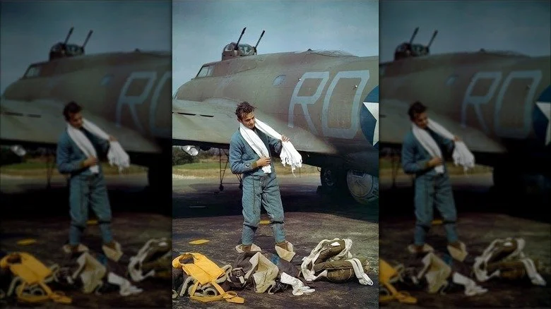 Mitralleur en tenue de vol devant un B-17, 1943