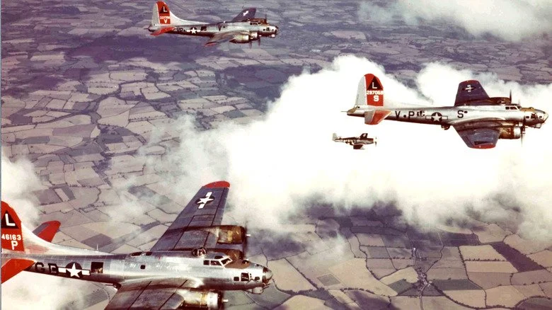 Vue aérienne de Boeing B-17 Flying Fortress escortés par un P-51 Mustang au-dessus de l'Angleterre