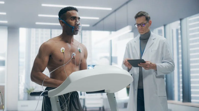 Homme subissant un test d’effort