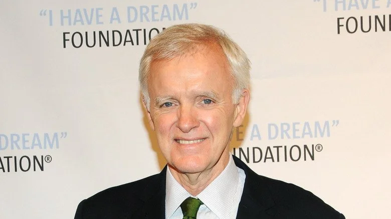 Bob Kerrey souriant en costume