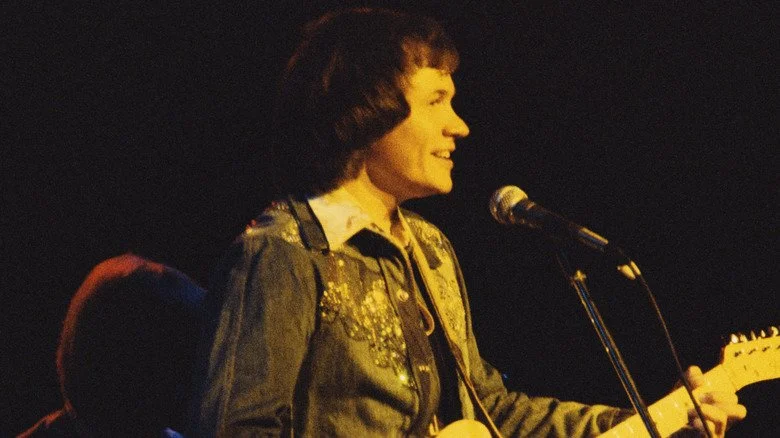 David Gates jouant de la guitare sur scène