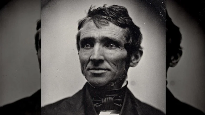 Charles Goodyear en costume et nœud papillon regardant vers la droite dans un portrait