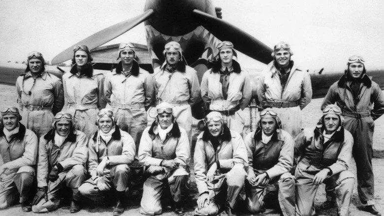 Pilotes du Flying Tigers posant avec un avion