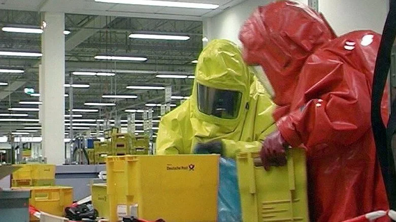 Équipe de Hazmat examinant du courrier