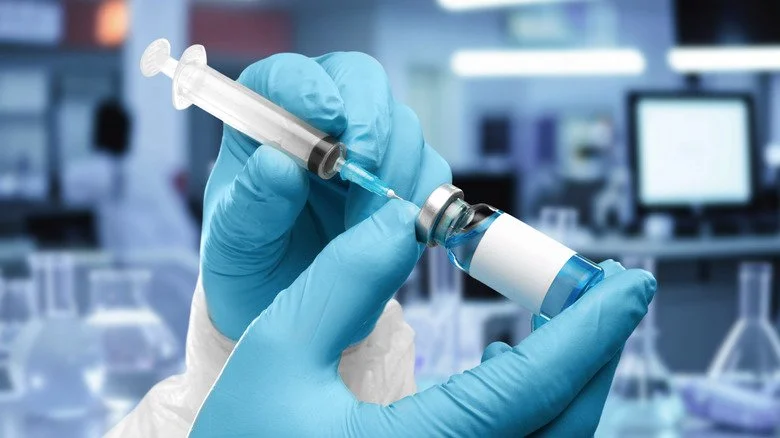 Seringue et vaccin ARNm