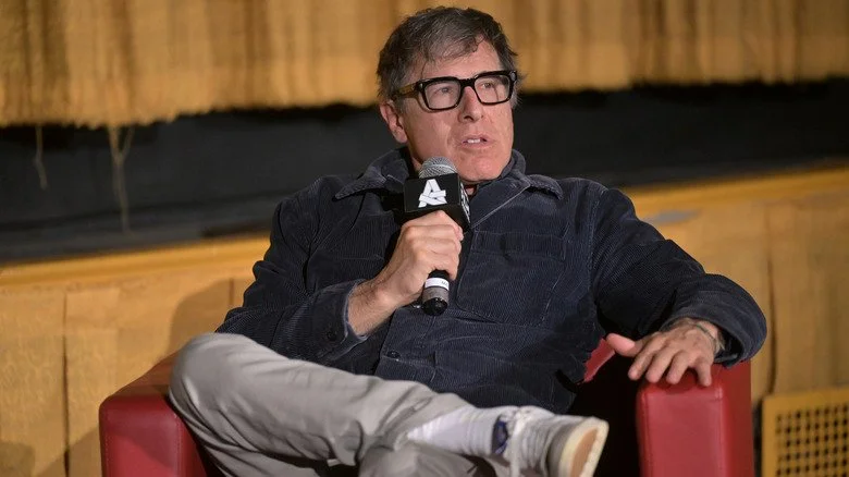 David O. Russell assis sur une chaise et parlant