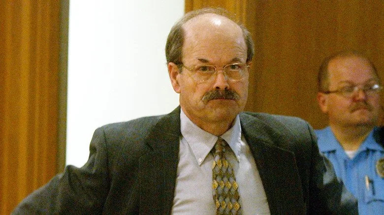 Dennis Rader debout au tribunal
