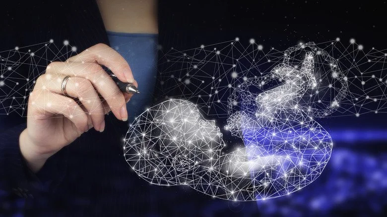 Main tenant un modèle numérique d’un fœtus