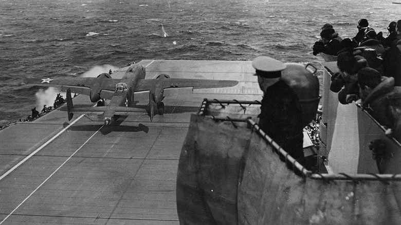 Doolittle se préparant à décoller depuis un porte-avions