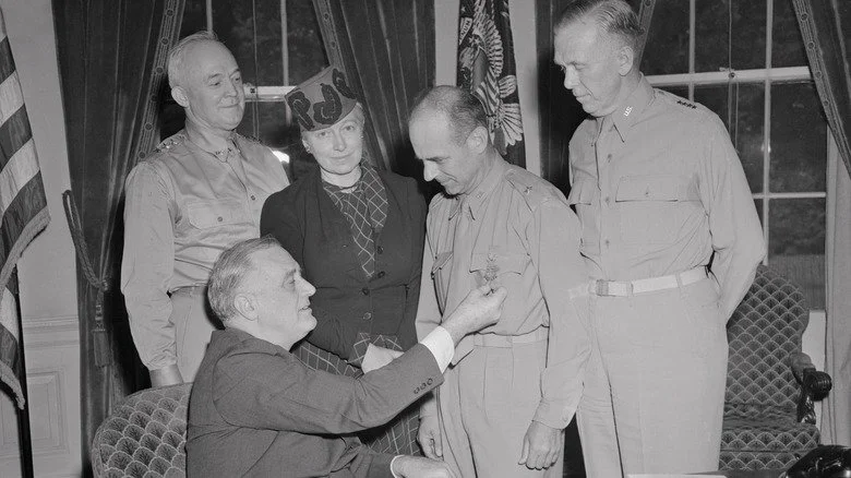 Doolittle recevant la Médaille d'honneur de Roosevelt