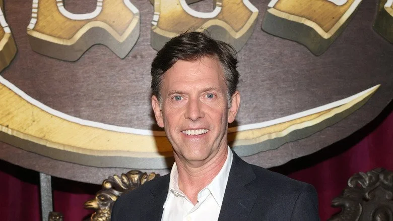 Erik Stolhanske regardant l’objectif et souriant
