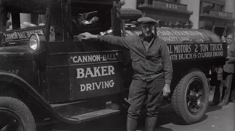 Cannonball Baker pose à côté d’un camion Buick