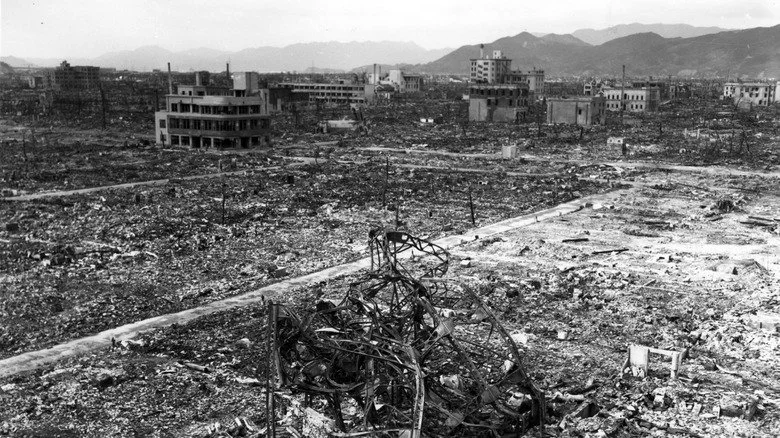 Carte du monde et silhouettes nucléaires