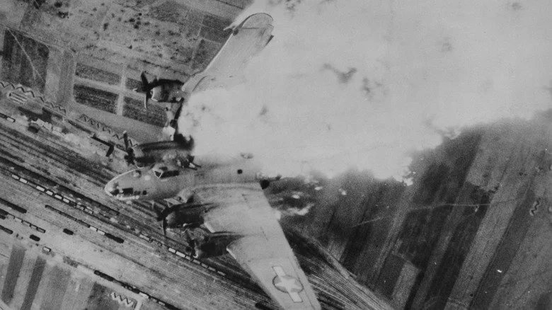Boeing B-17F gravement endommagé par des tirs de DCA, 1944