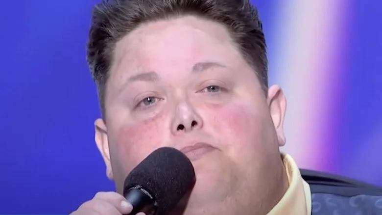 Freddie Combs chantant sur The X-Factor