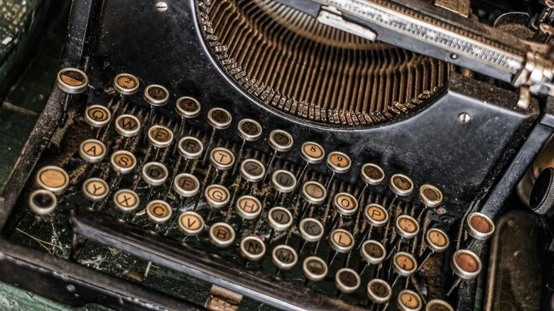 Gros plan d'une machine à écrire vintage