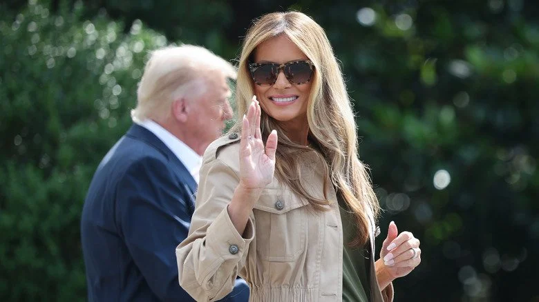 Melania Trump saluant sur la pelouse de la Maison-Blanche