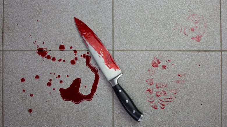 couteau ensanglanté et empreinte