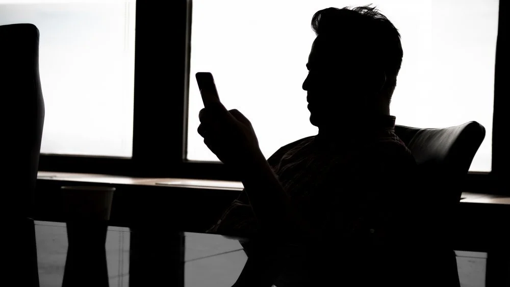 Homme regardant un téléphone portable