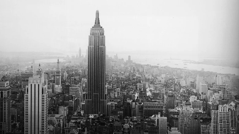 Quartier Midtown Manhattan embrumé en 1945, Empire State Building au centre