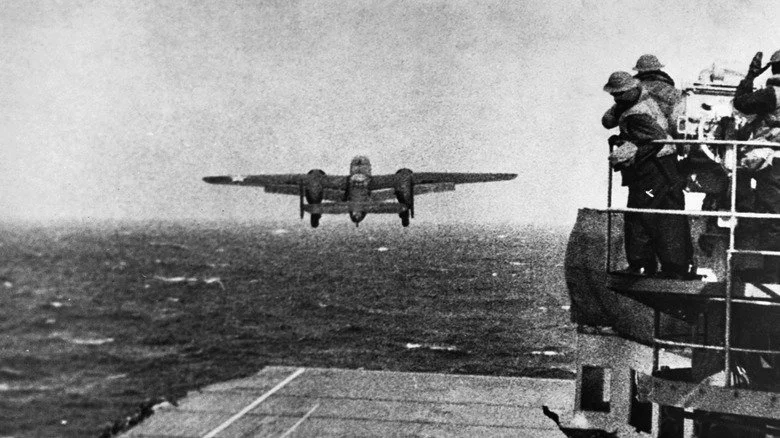 Un bombardier décolle du pont de l’USS Hornet pour le raid Doolittle