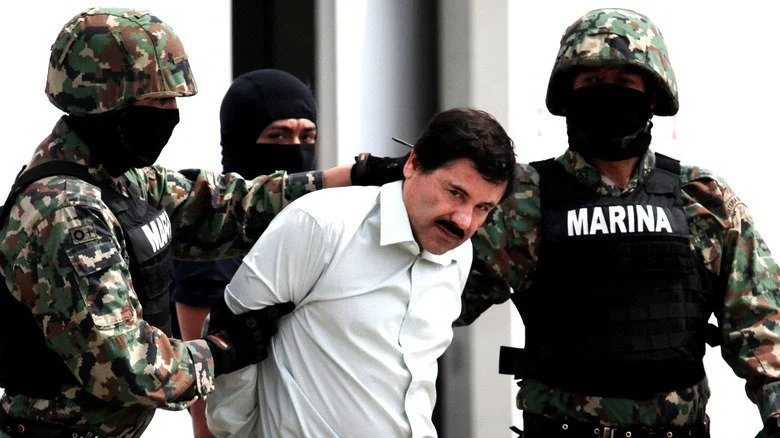 El Chapo détenu et flanqué de deux soldats